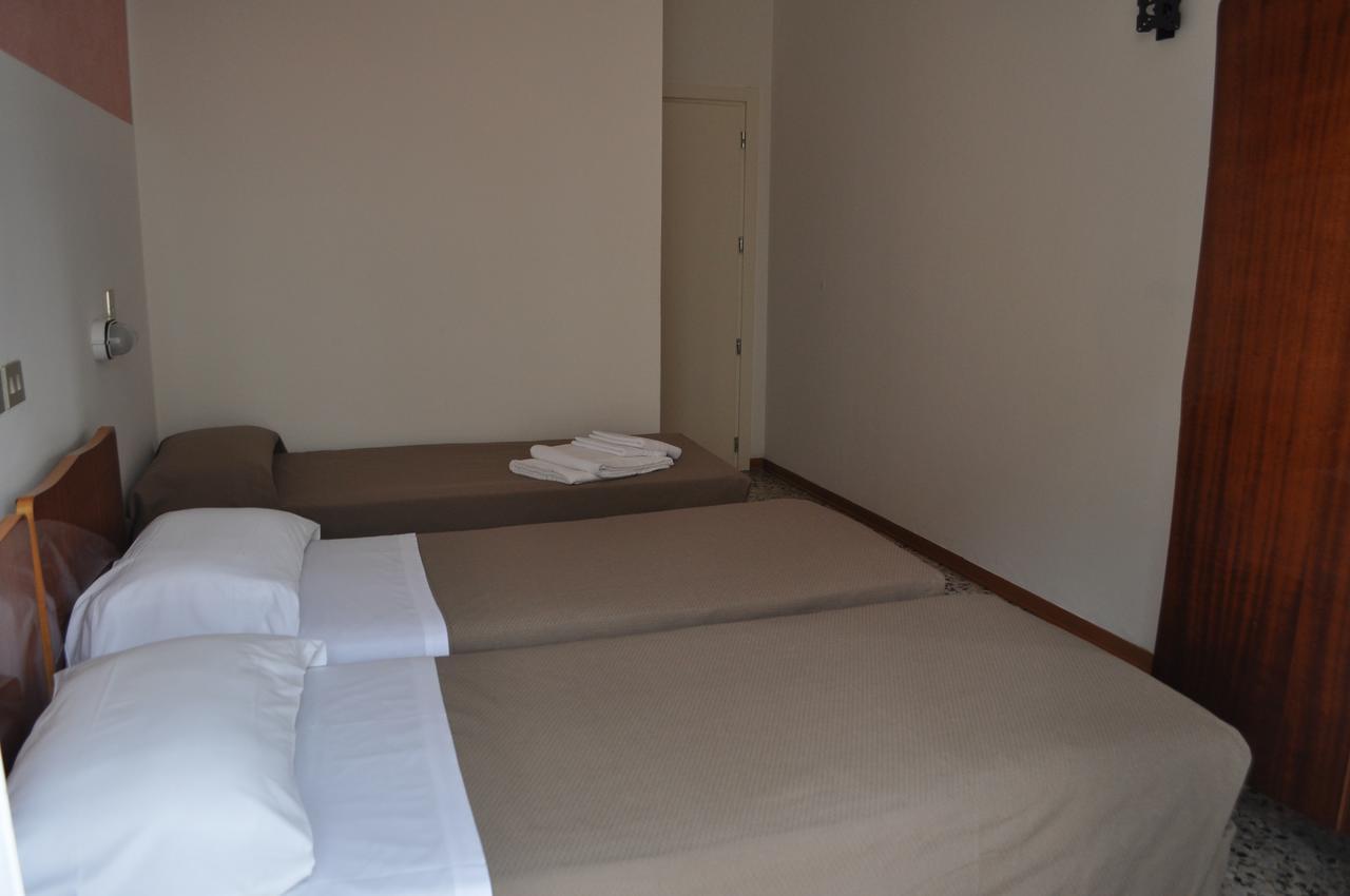 Hotel Urano Cattolica Bagian luar foto